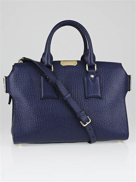 BURBERRY Signature Grain Small Clifton Bag Navy 